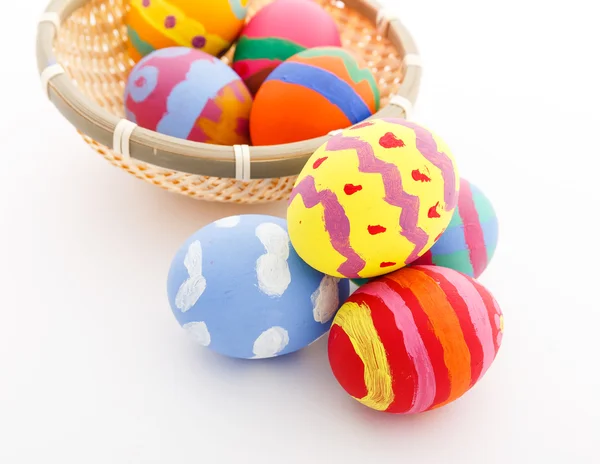 Huevos de Pascua pintados en cesta — Foto de Stock