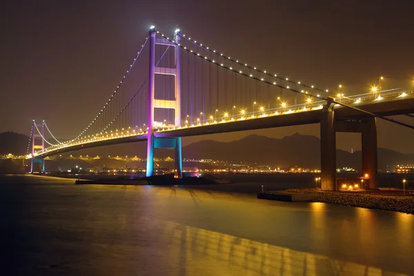 Puente colgante en Hong Kong por la noche — Foto de Stock