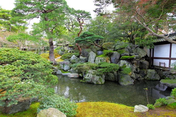 Trädgård med japansk stil — Stockfoto