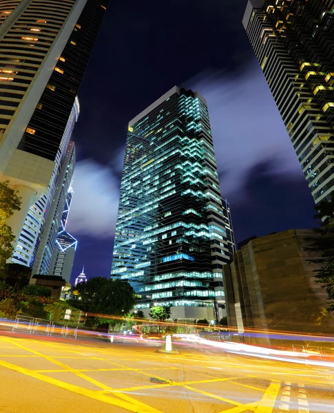 Snel bewegende traffic in hong kong's nachts — Stockfoto