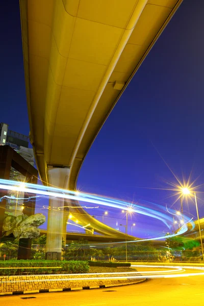 Snel rijdende auto licht in stad — Stockfoto