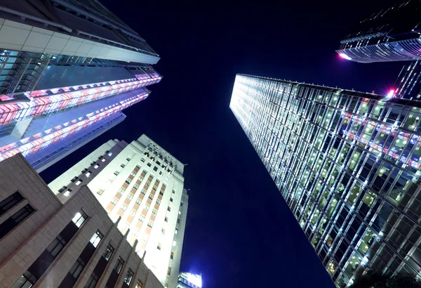 Edificio moderno desde ángulo bajo en la noche —  Fotos de Stock