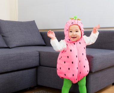Cadılar Bayramı partisi soyunma bebek dans