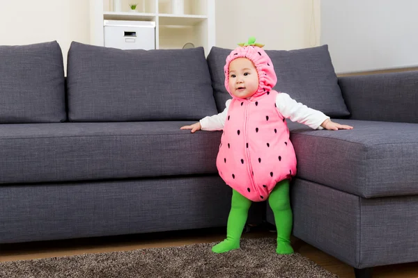 Asiatique bébé fille avec fraise dressing à la maison — Photo