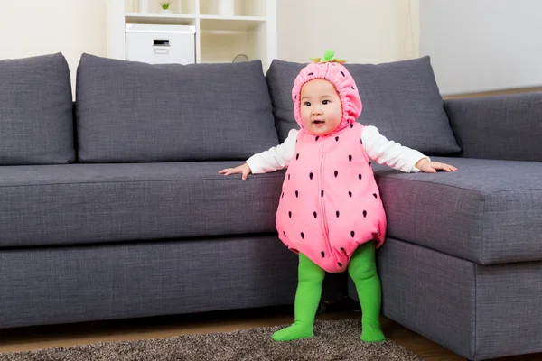 Asiatiska barn med halloween klä hemma — Stockfoto