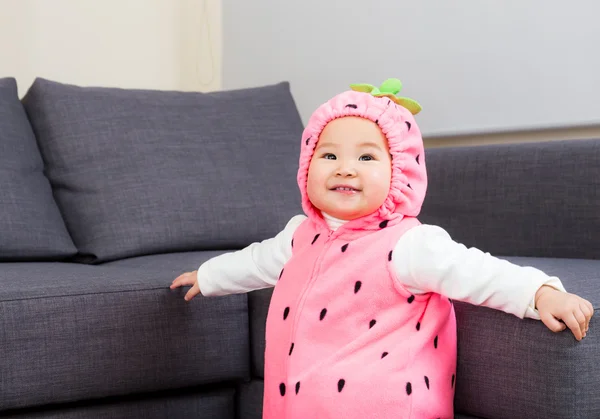 Asiatico bambino ragazza con fragola medicazione — Foto Stock