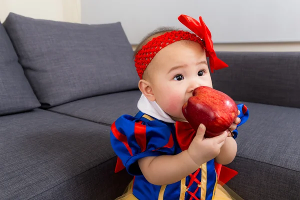 Holčička s Halloweenskou párty oblékání a apple — Stock fotografie