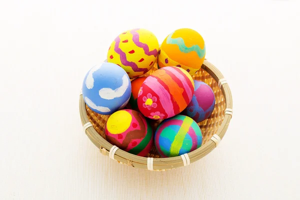 购物篮中的色彩缤纷复活节彩蛋。 — 图库照片