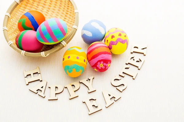 Diseño colorido huevos de Pascua con palabra de madera —  Fotos de Stock