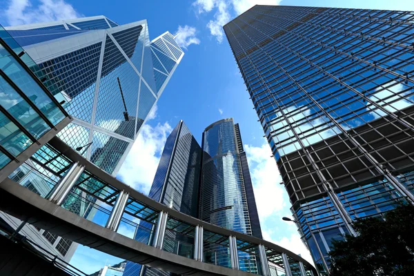 Bürogebäude in den Himmel — Stockfoto
