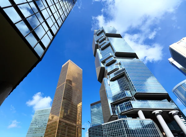 Firmengebäude in den Himmel — Stockfoto