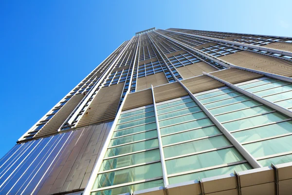 Edifício corporativo para céu — Fotografia de Stock