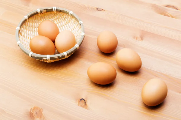 Eier im Korb — Stockfoto