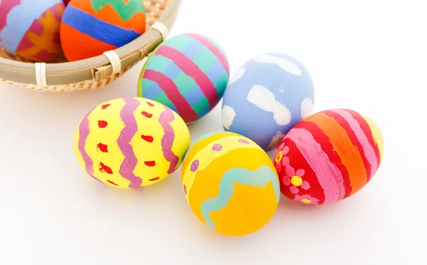 Huevos coloridos de Pascua en cesta —  Fotos de Stock