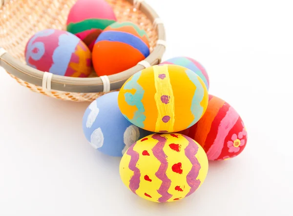购物篮中的色彩缤纷复活节彩蛋。 — 图库照片