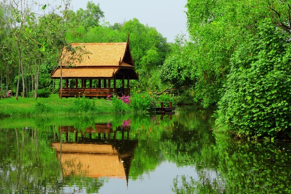 Pavilhão sytle tailandês no jardim — Fotografia de Stock