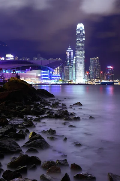 Hong kong centrum met strand bij nacht — Stockfoto