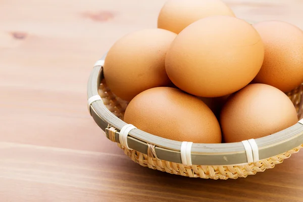 Huevos pardos en cesta —  Fotos de Stock