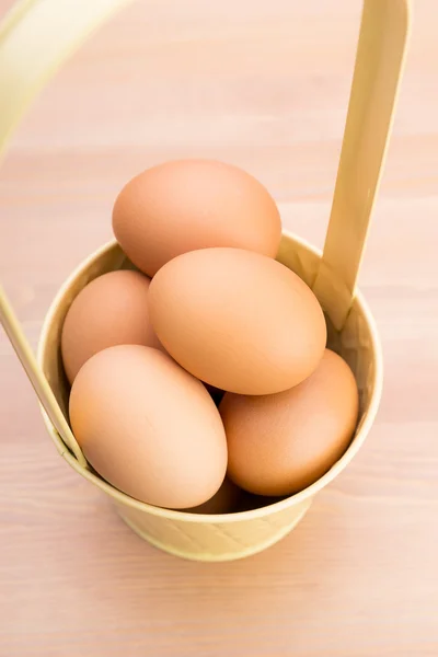 Eier im Eimer — Stockfoto