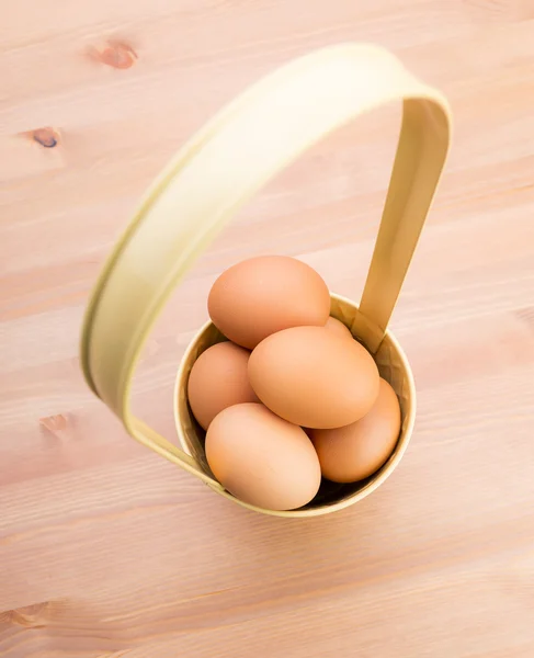 Braune Eier im Eimer — Stockfoto