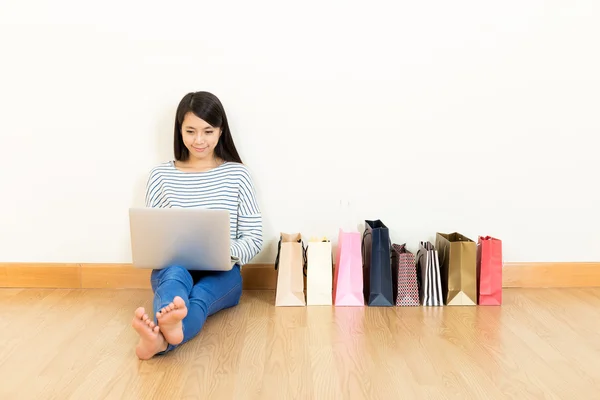 Asiatische Frau Online-Shopping zu Hause — Stockfoto