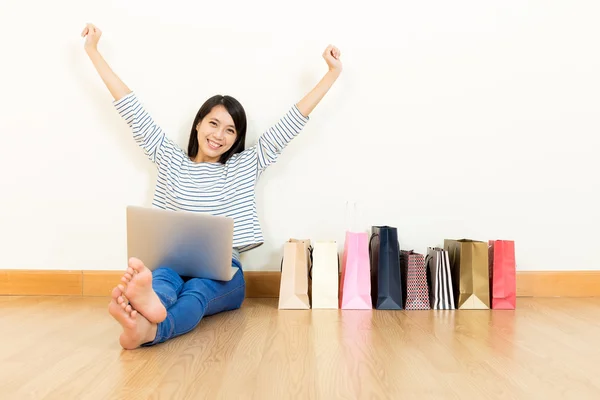 Mujer asiática de compras en línea en casa — Foto de Stock