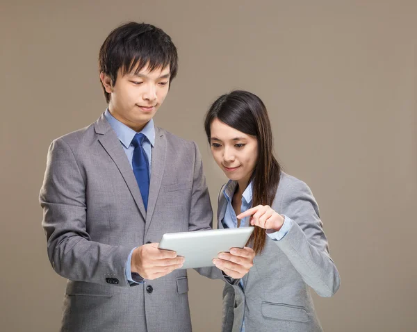 Asiático de negocios hombre y mujer usando tableta — Foto de Stock