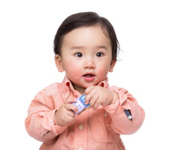 Asyalı bebek çocuk oyun oyuncak blokları ile