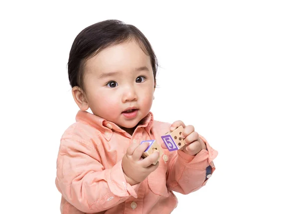 Asiático bebê menino segurando blocos de brinquedo de madeira — Fotografia de Stock