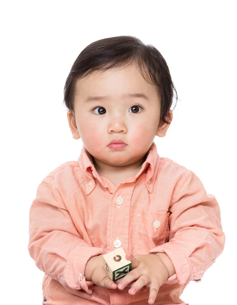Азиатский мальчик играть с деревянной игрушкой блока — стоковое фото