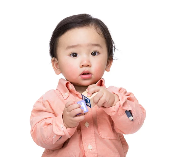 Asiatisk baby dreng lege med legetøj blokke - Stock-foto