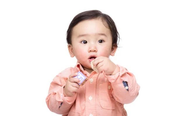 Aziatische baby jongen spelen met blokken — Stockfoto