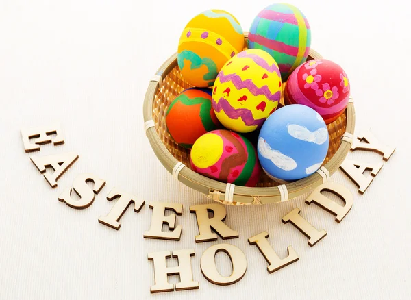 Βαμμένα αυγά του Πάσχα με ξύλινα κείμενο — Φωτογραφία Αρχείου