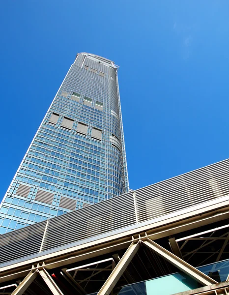 空に近代的な建物 — ストック写真