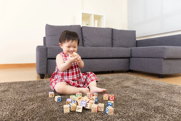 Menina asiática jogando blocos de brinquedo em casa — Fotografia de Stock