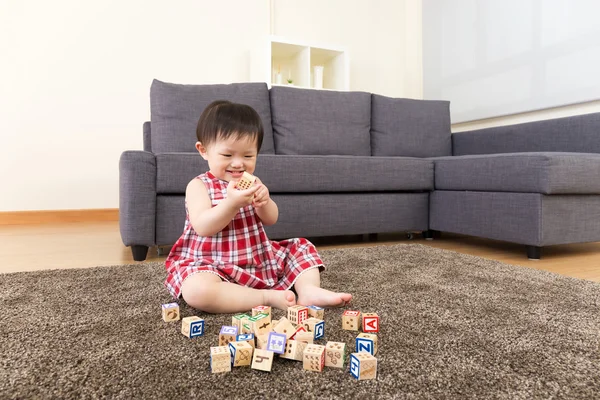 Asian little girl playing toy blocks at home — Stock Photo, Image