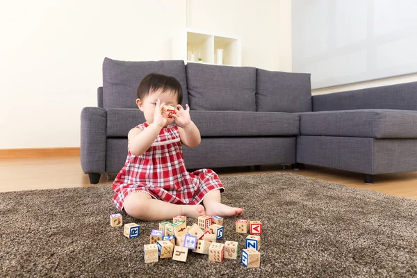 Asian little girl playing toy blocks at home — Stock Photo, Image