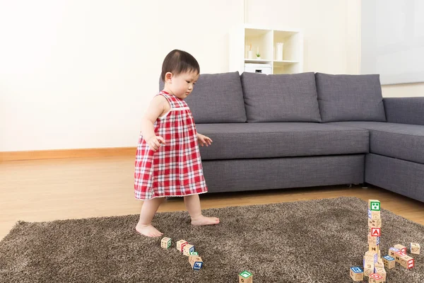 Asiática bebé niña jugar en casa —  Fotos de Stock