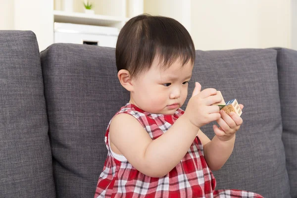 Asiático bebê menina concentrar em jogar blocos de brinquedo — Fotografia de Stock