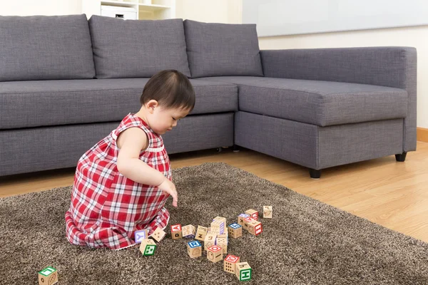 Oyuncak bloklarını evde oynarken Asya bebek kız — Stok fotoğraf