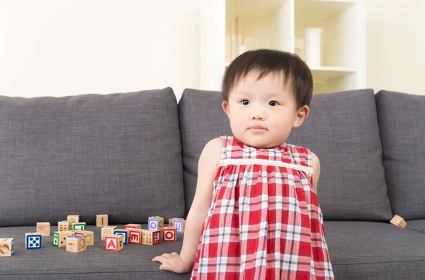 Malá Asiatka doma — Stock fotografie