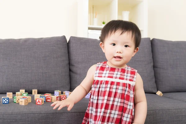 Asiatique petite fille avec ses jouets à la maison — Photo