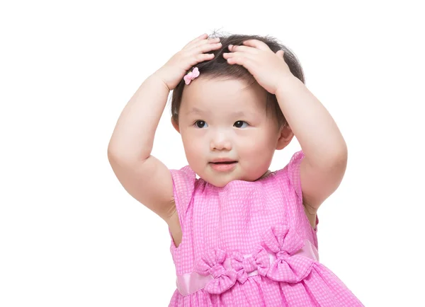 アジアの小さな女の子の 2 つの手に触れる彼女の髪 — ストック写真