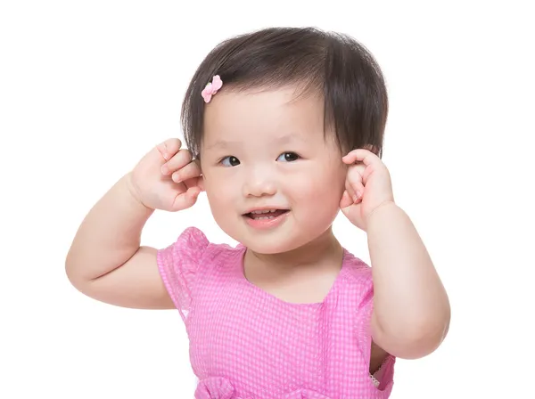 Bayi perempuan Asia dua tangan menyentuh telinganya — Stok Foto