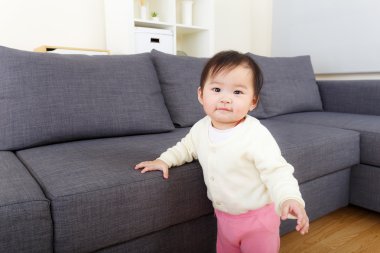 Asyalı bebek kız evde