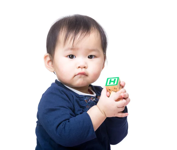 Asiático bebé niña jugar madera juguete bloque — Foto de Stock