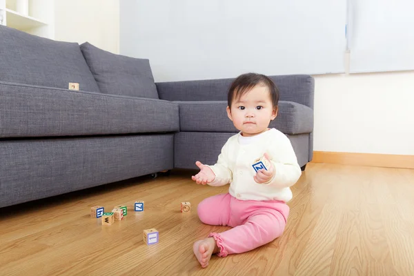 Asiatisk flicka spela leksak block hemma — Stockfoto