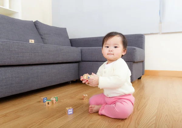 Asiático bebé niña jugar juguete bloques en casa —  Fotos de Stock