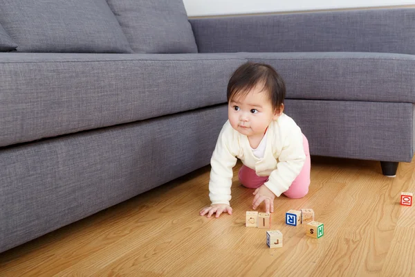 亚洲宝贝女孩木制玩具积木 — 图库照片