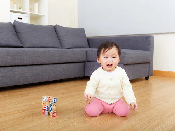 Asiático bebé niña jugar con juguete bloques en casa — Foto de Stock